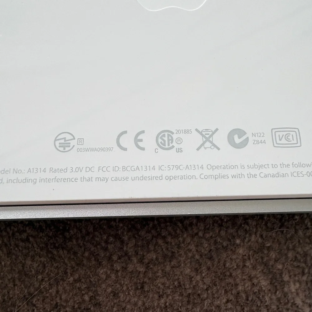 Wireless White Keyboard Apple magic wireless keyboard , like new